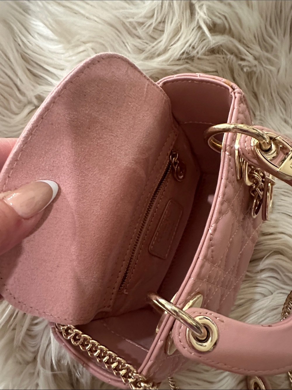 Elegant Quilted Pink Shoulder Bag with Gold Chain - Picture 2 of 7